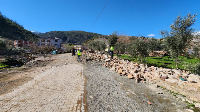 Gaziantep - İslahiye güneyinde taş duvarda 450 cm sol yanal ötelenme. Fotoğraf: MTA